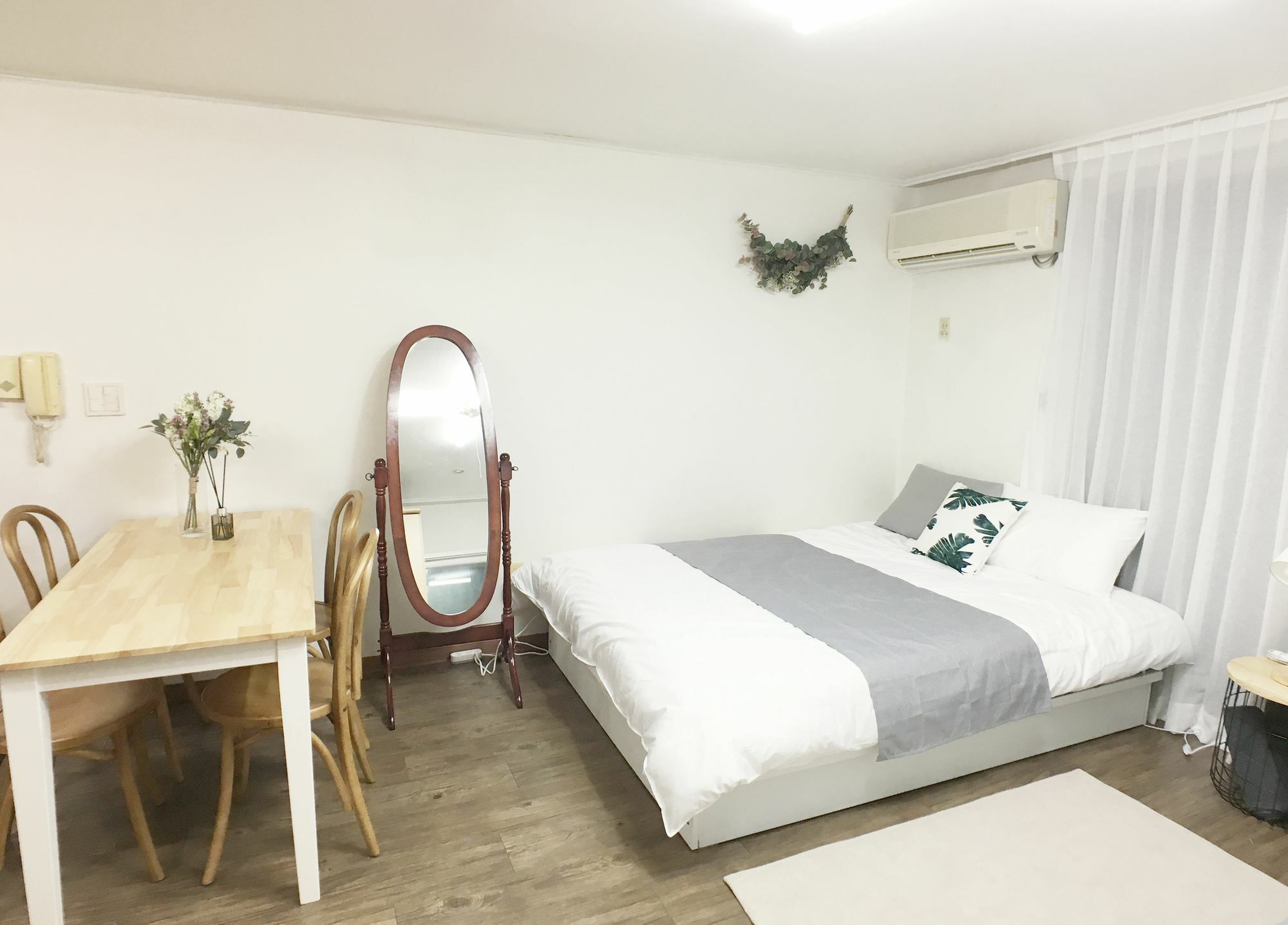 Апартаменты Sunny House Hongik Snt 1Mins Сеул Экстерьер фото